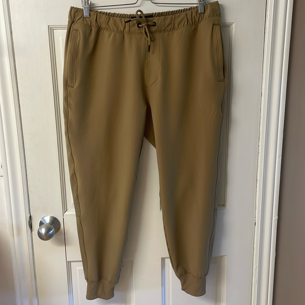 Abercrombie and Fitch men’s performance tech tan casual joggers pants size large
